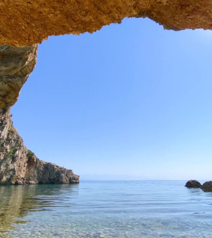 从海岸的一个洞穴内看蓝绿色的水