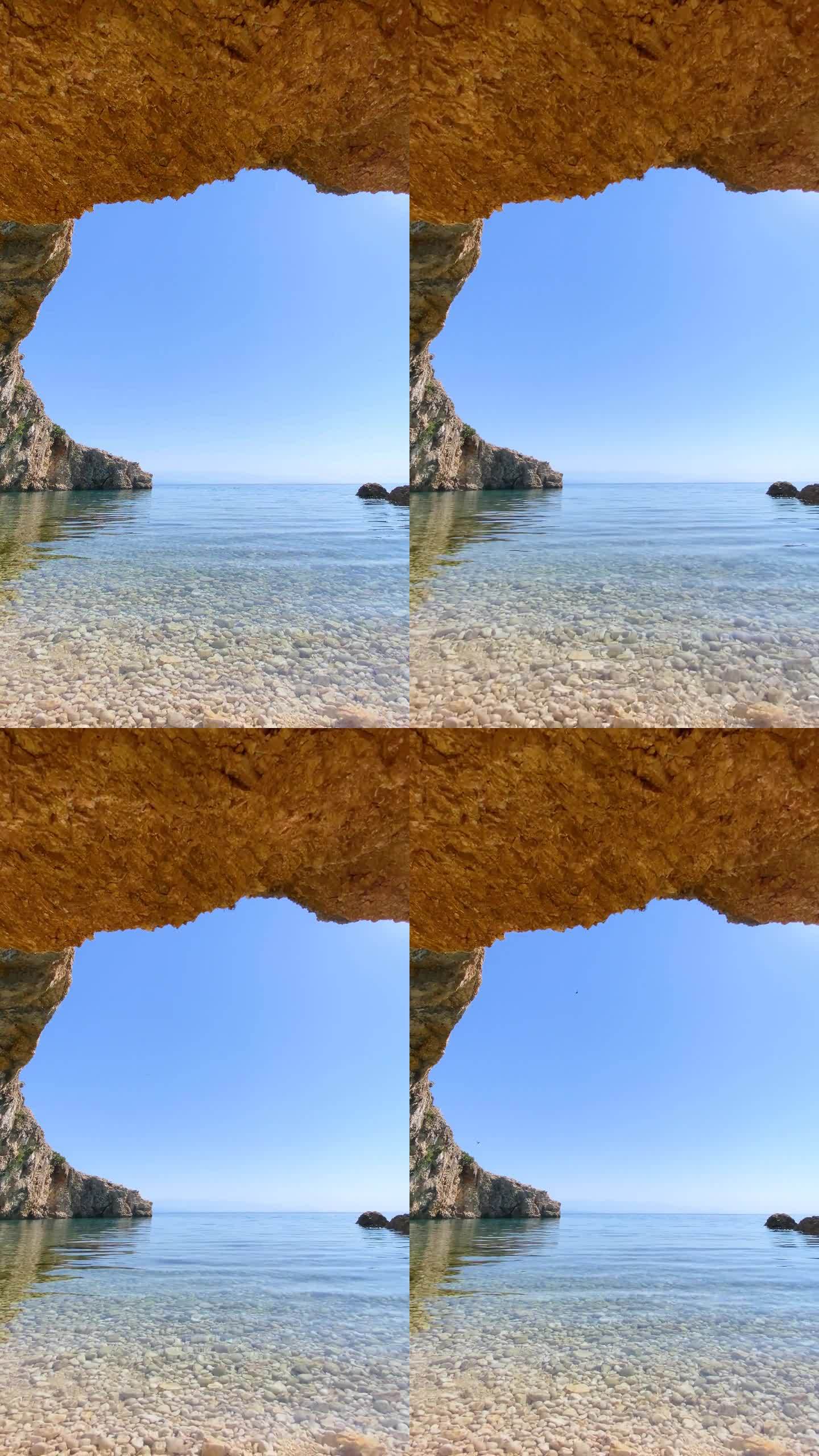 从海岸的一个洞穴内看蓝绿色的水