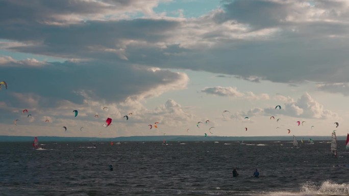 专业的海上风筝冲浪或海上日落，水上风筝冲浪训练