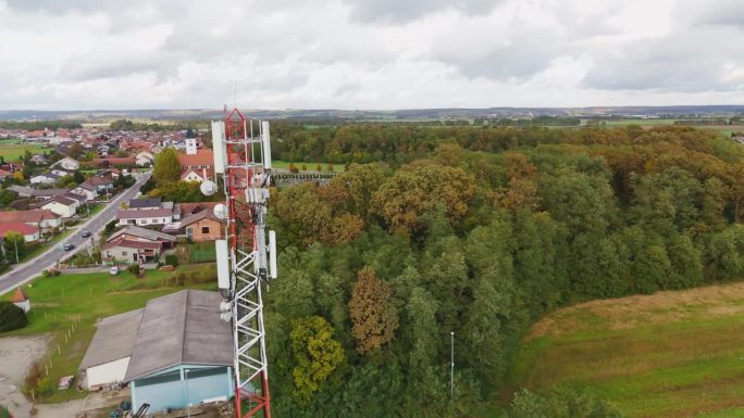 无人机拍摄发射塔在农村景观