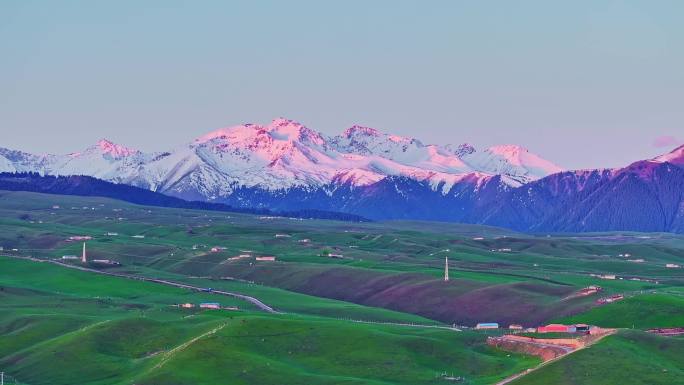 新疆治愈系风景雪山下的草原牧场