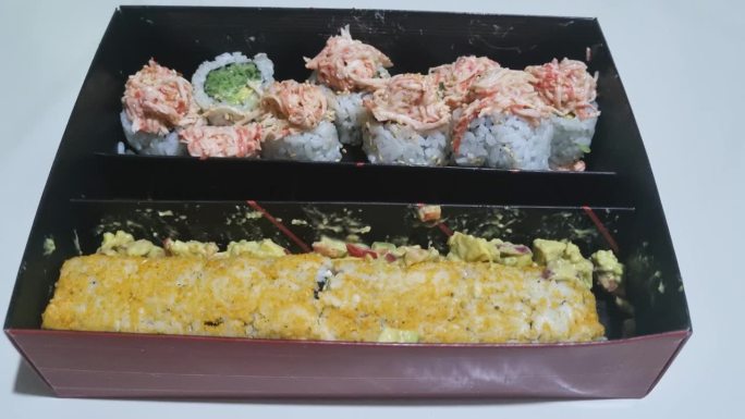 来自塑料寿司盒的寿司