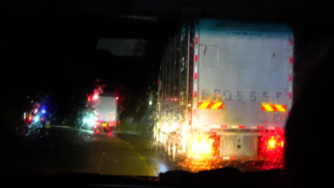 晚上下雨天货车行驶在高速上（4K50帧）