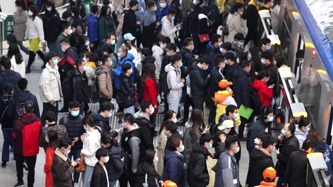 拥挤喧闹的地铁和地铁站