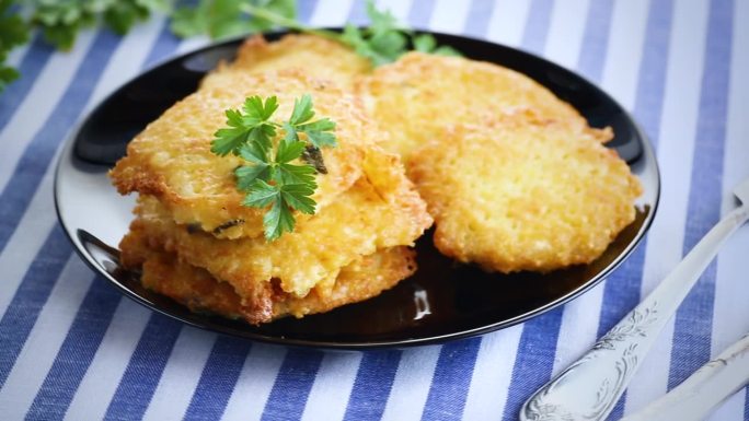 盘子里的煎素土豆煎饼。