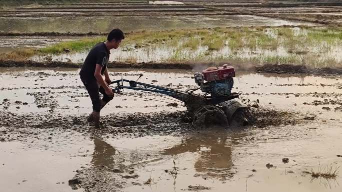 耕田机 春耕劳作田地田野耕种 土壤耕地