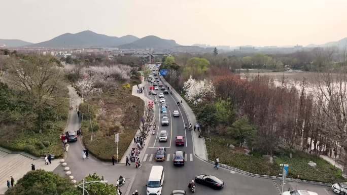 航拍夕阳下的徐州云龙湖苏公塔和湖东路