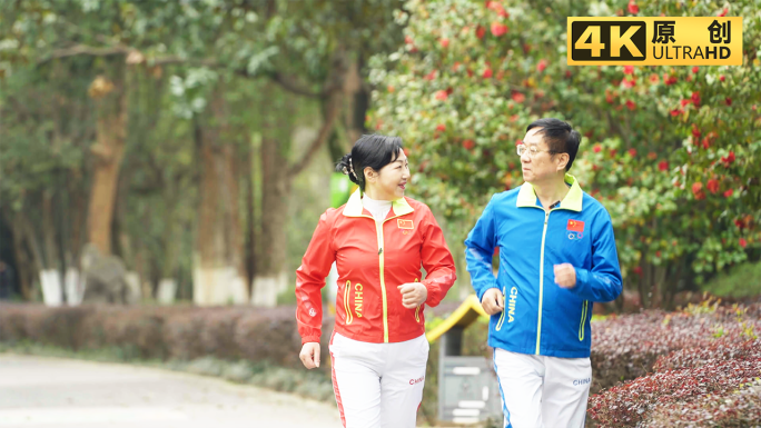老年人老两口公园晨练跑步运动散步健康生活
