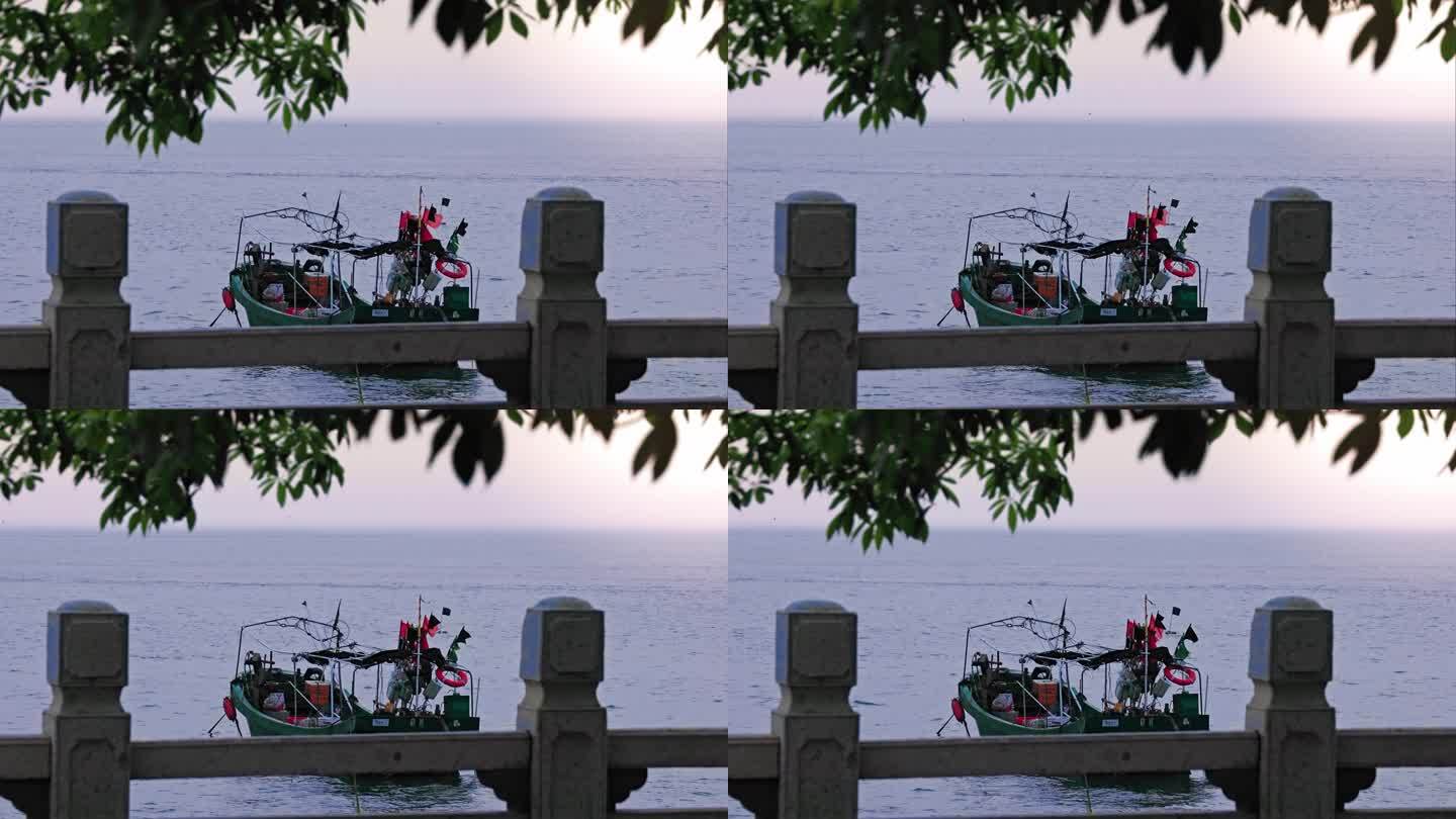 傍晚日落下海滨公园边安静的渔船