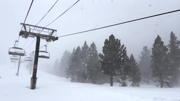 在厚厚的雪山上滑雪缆车，猛犸加州