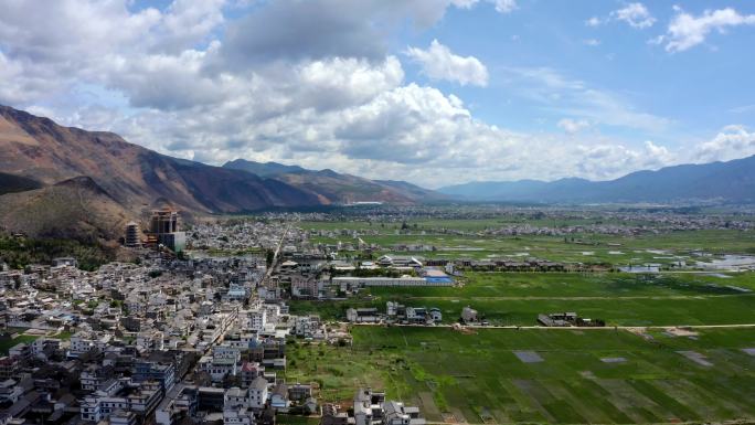 翠绿山谷：田园风光与村庄