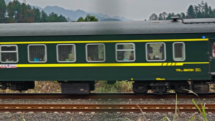 春天行驶的绿皮火车