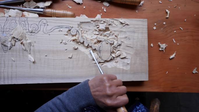 『工匠之手：木雕艺术的生动刻画』