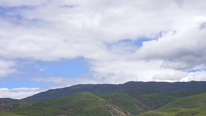静谧山谷：风车点缀的自然风光