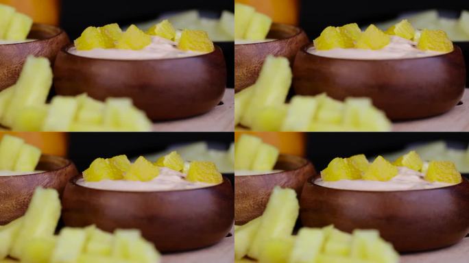 菠萝酸奶配上成熟的黄色菠萝片