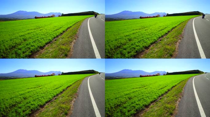 摩托车与浅间山穿过绿色草原:长野县津越村