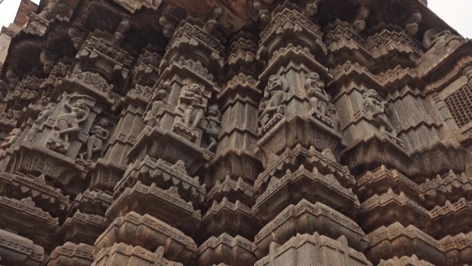 印度神庙，美丽的砂岩雕刻的女性女神和神灵雕刻在寺庙的外墙