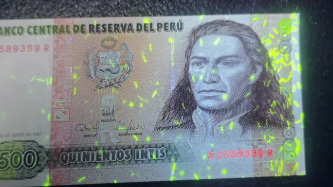秘鲁钞票在验光灯下的不同金印