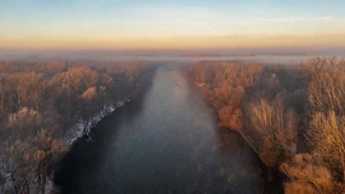 无人机在Mura河和冬季树木上拍摄雾