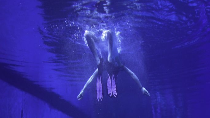 在水族馆中游泳的女人女生