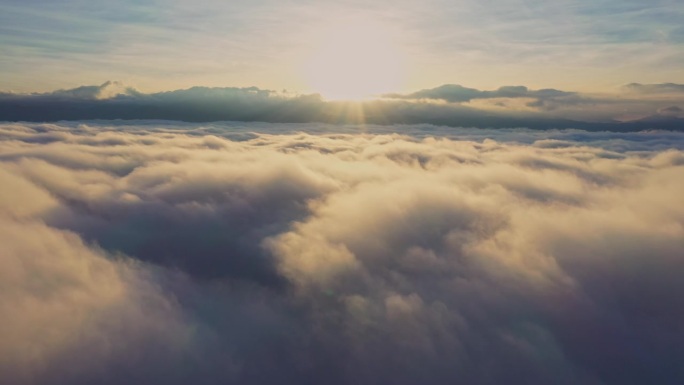 航拍视频黎明时无人机在云层上拍摄的