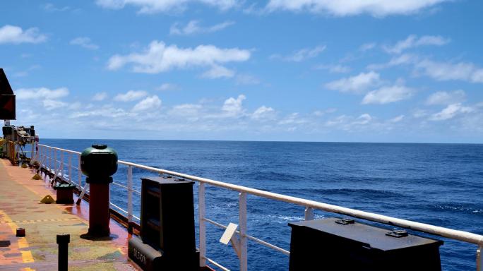 【4K】轮船在蔚蓝的大海航行