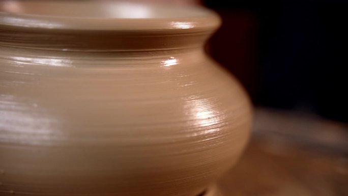 精湛手艺：制陶大师精细打造陶罐全过程