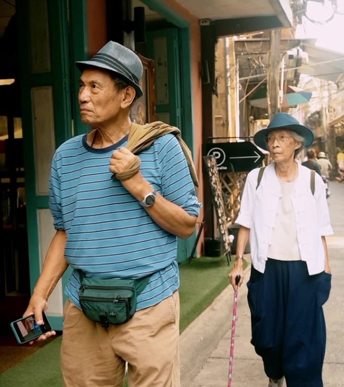 亚洲活跃的老年夫妇旅行。快乐的退休生活