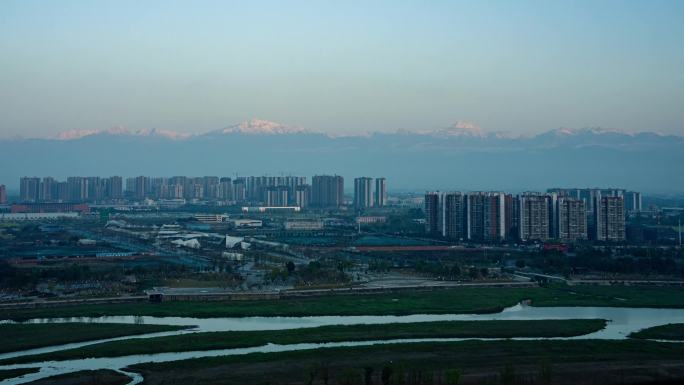 雪山下的德阳城市，日照金山