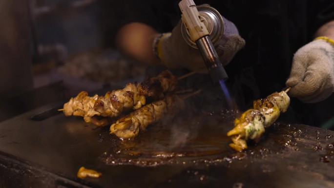 在居酒屋烧烤串肉