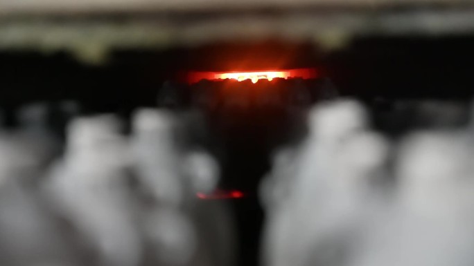 实景 隧道窑内正在高温烧制的陶瓷器