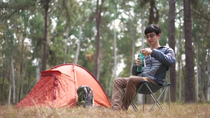 年轻的徒步旅行者在露营地休息和放松
