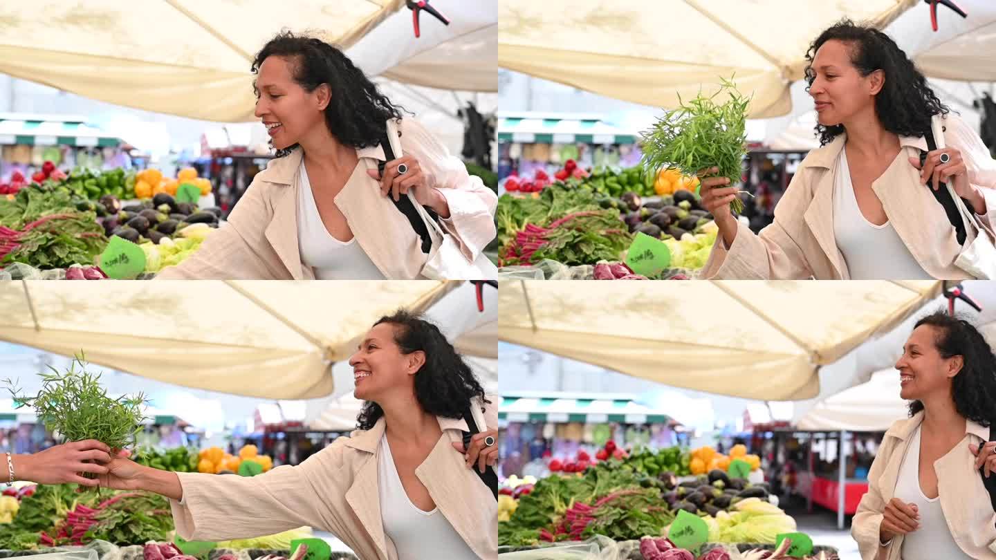一位妇女在市场上买蔬菜