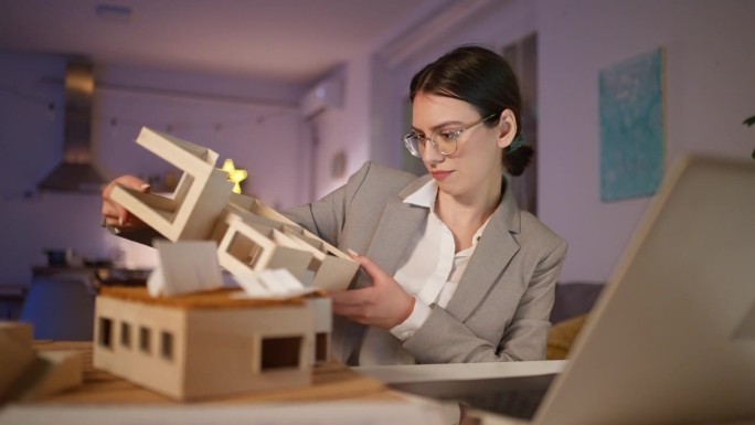 年轻的女建筑师在家里办公室工作到很晚