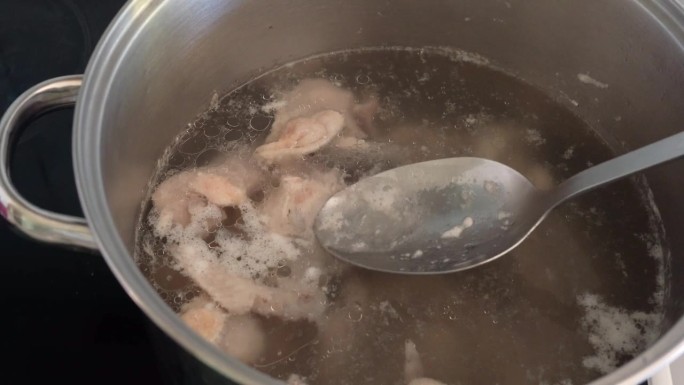 煮鸡汤时，撇去鸡汤中的浮渣