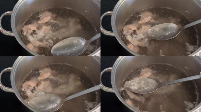煮鸡汤时，撇去鸡汤中的浮渣