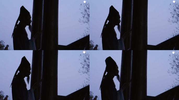 古代人物傍晚站在楼阁看月亮思考剪影