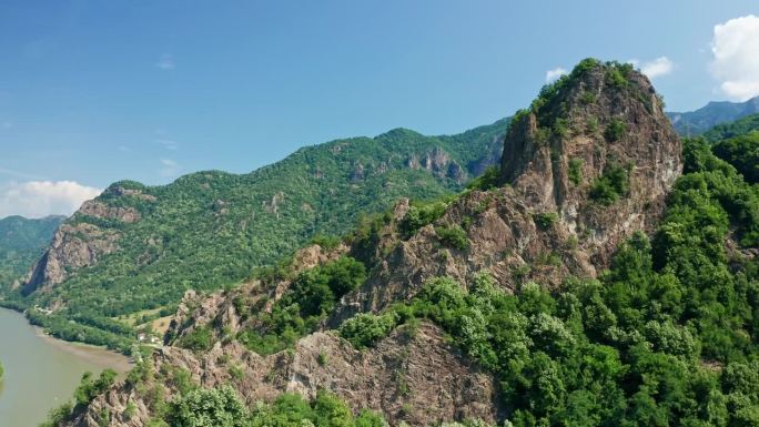 蔚蓝的天空下青翠的科齐亚山脉和著名的Pietrele Rosiei峰