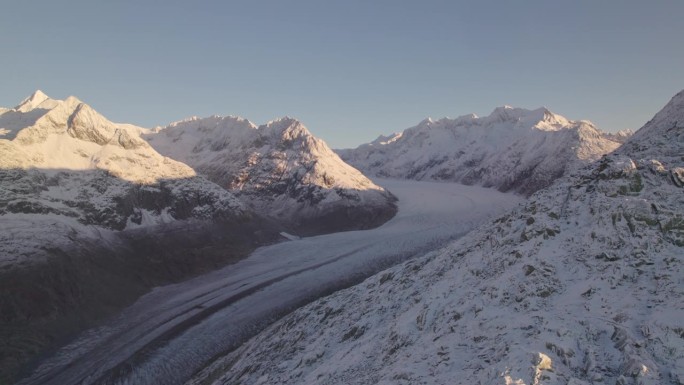 瑞士瓦莱州阿尔卑斯山脉阿莱奇冰川雪山鸟瞰图