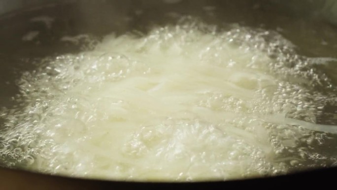 沸水煮鸡蛋面加香料特写。亚洲快餐。方便面，即方便面，是一种由预先煮熟并干燥的面条和调味粉和调味油组成