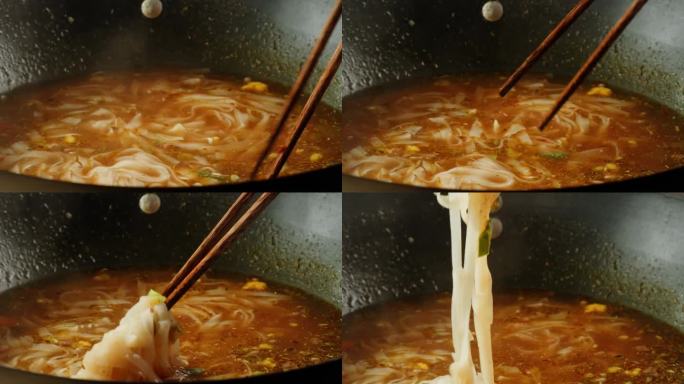沸水煮泡面加香料特写。亚洲快餐。方便面，即方便面，是一种由预先煮熟并干燥的面条和调味粉和调味油组成的