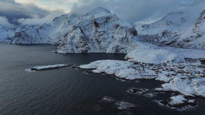 挪威罗弗敦群岛北极圈奥镇冬季雪景高空航拍