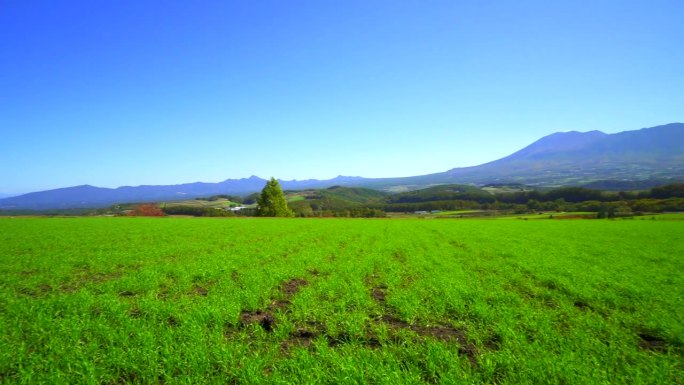 绿色草原和浅间山:长野县津越村