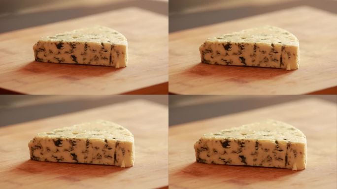 木板上的蓝奶酪特写