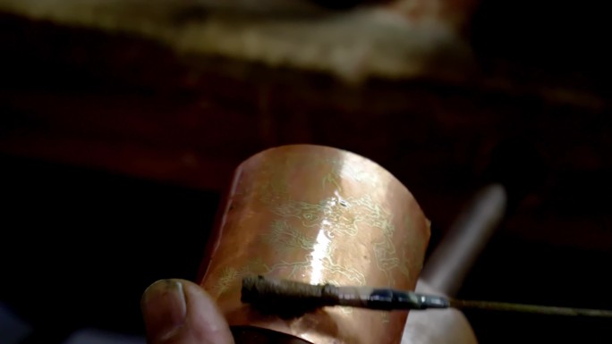 传统工艺：手工铜器雕刻细节