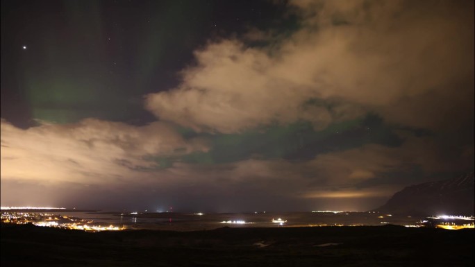 在冰岛拍摄的北极光