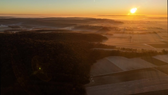 无人机拍摄的日出在田园诗般的农村农田景观