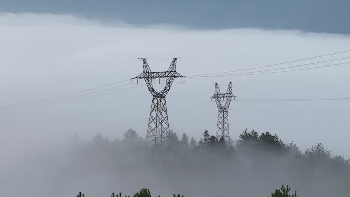云海中的电线塔