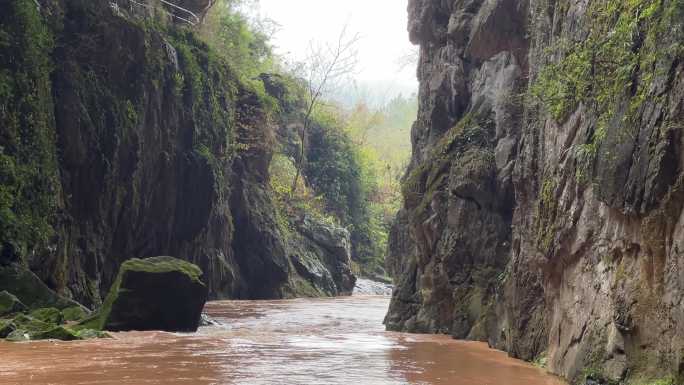 广西桂林喀斯特地貌天然岩洞风景空镜