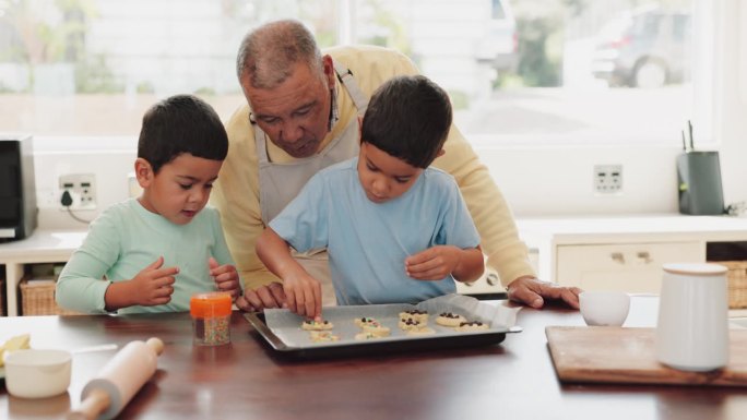 祖父或孩子在厨房里学习烘焙，像一家人一样快乐地与兄弟姐妹一起烹饪菜谱。一起吃饼干，或者年迈的祖父母教